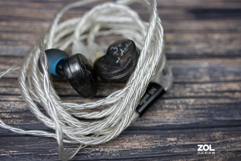 定位入门级监听，强调冷艳出好声，体验自然声NS3r耳机
