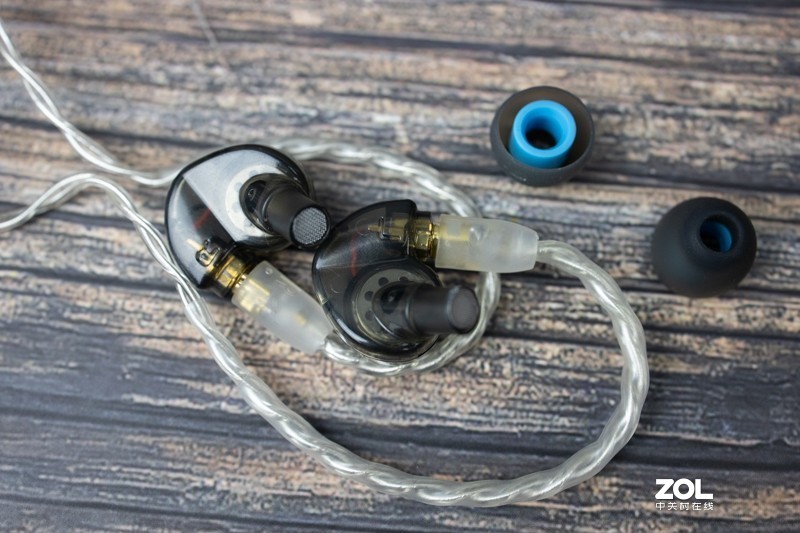 定位入门级监听，强调冷艳出好声，体验自然声NS3r耳机