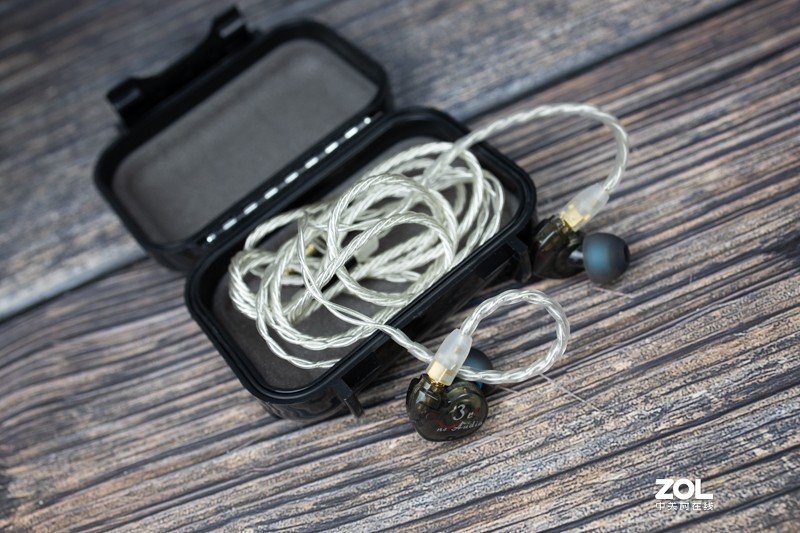 定位入门级监听，强调冷艳出好声，体验自然声NS3r耳机