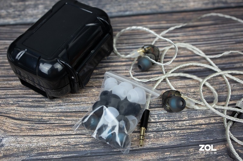 定位入门级监听，强调冷艳出好声，体验自然声NS3r耳机