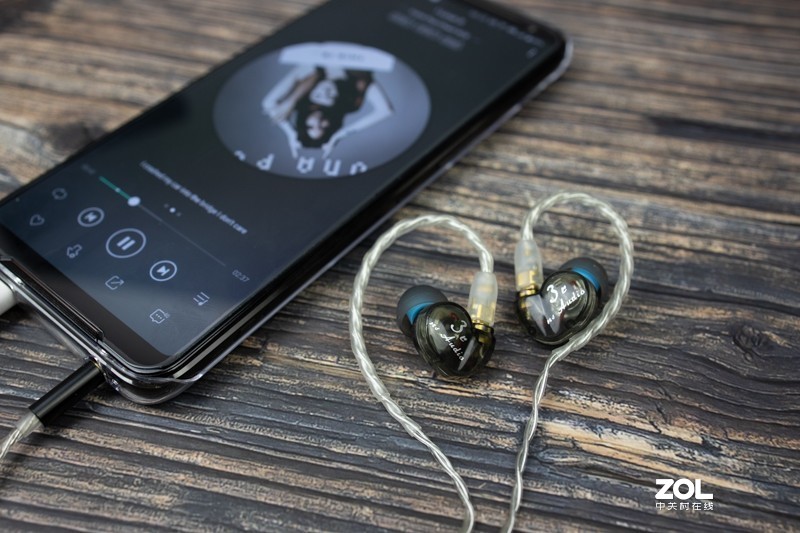定位入门级监听，强调冷艳出好声，体验自然声NS3r耳机