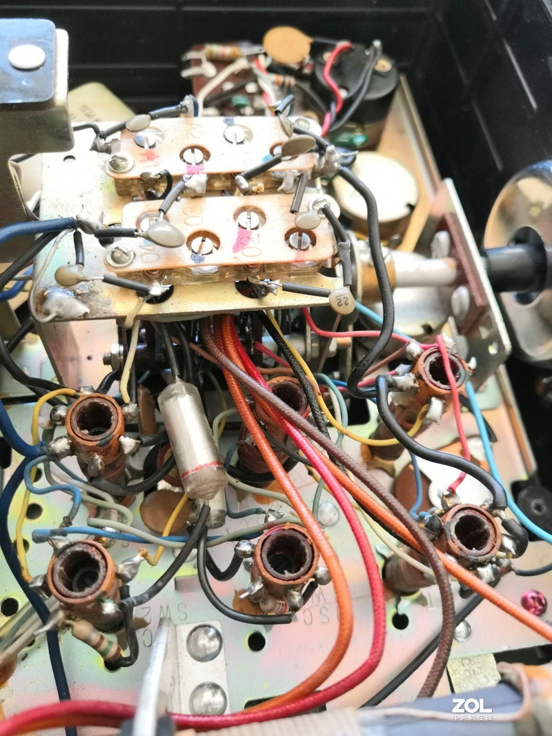 拥有半个世纪年代的松下R-100收音机