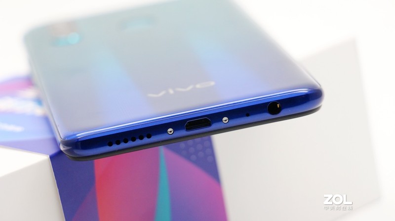 配置性能以及外观均衡，堪称次旗舰的千元机-vivo Z5x，惊喜要远大于遗憾