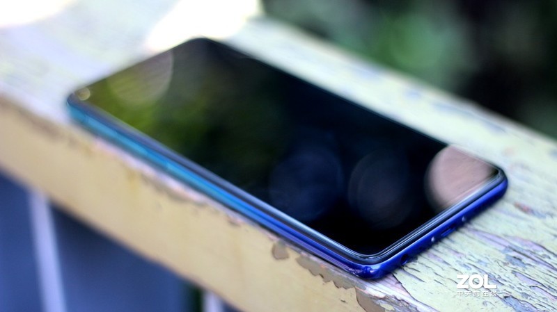 配置性能以及外观均衡，堪称次旗舰的千元机-vivo Z5x，惊喜要远大于遗憾