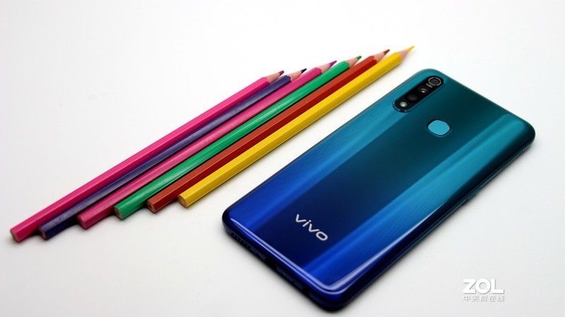 配置性能以及外观均衡，堪称次旗舰的千元机-vivo Z5x，惊喜要远大于遗憾