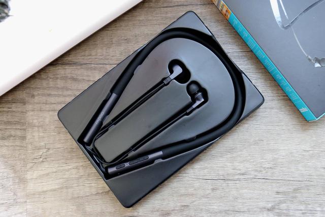 长续航和好音质兼具，雷柏XS100颈挂式耳机体验