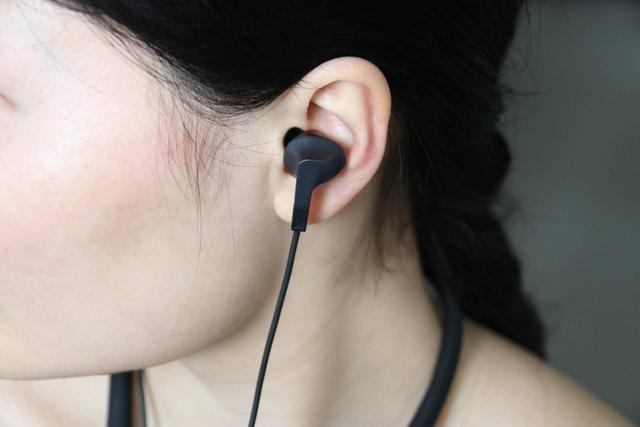 长续航和好音质兼具，雷柏XS100颈挂式耳机体验