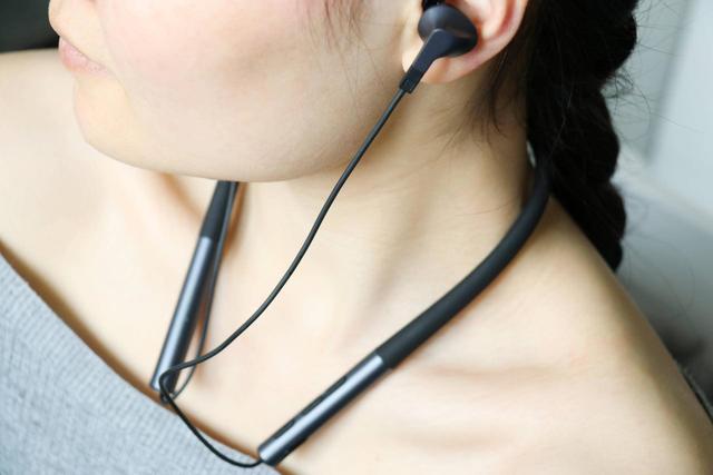 长续航和好音质兼具，雷柏XS100颈挂式耳机体验