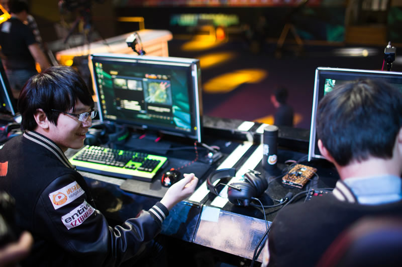 才知道明基电竞这么NB！LPL夏季赛上居然用的是RL2455HM