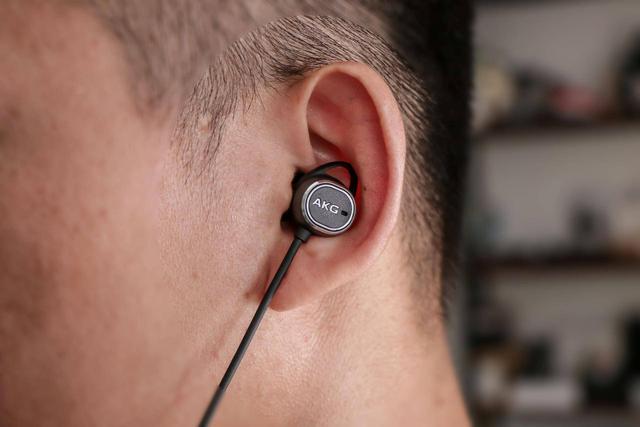 AKG N200NC 颈挂式降噪耳机上手测评，音质与实用性兼得的耳机