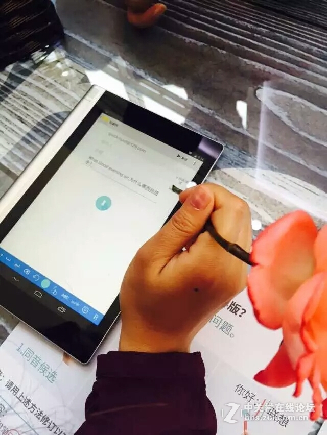 狗狗穿上智能鞋，TechWorld带来的生活改变幻想