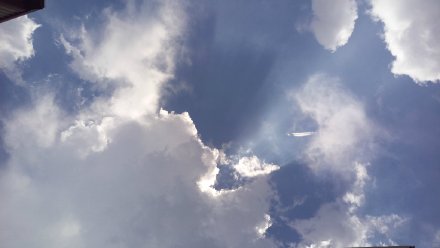 HTC来一组天空腾云图！苍茫云海间，还有一架飞舟刚过！