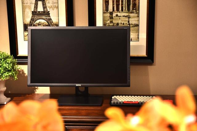 27寸2K明基PD2700Q专业显示器，10.7亿色设计娱乐两不误