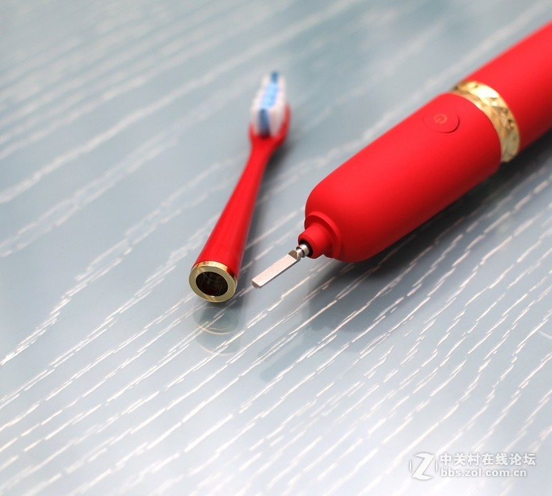 它开了国产高端电动牙刷的先河：XESS光波双净智能牙刷