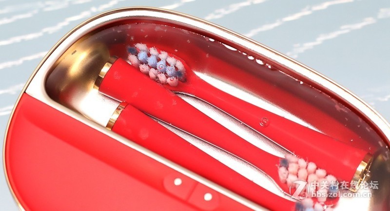 它开了国产高端电动牙刷的先河：XESS光波双净智能牙刷