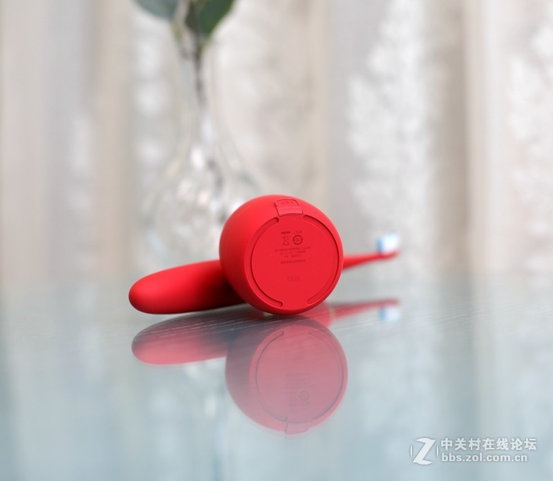 它开了国产高端电动牙刷的先河：XESS光波双净智能牙刷