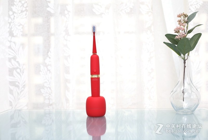 它开了国产高端电动牙刷的先河：XESS光波双净智能牙刷