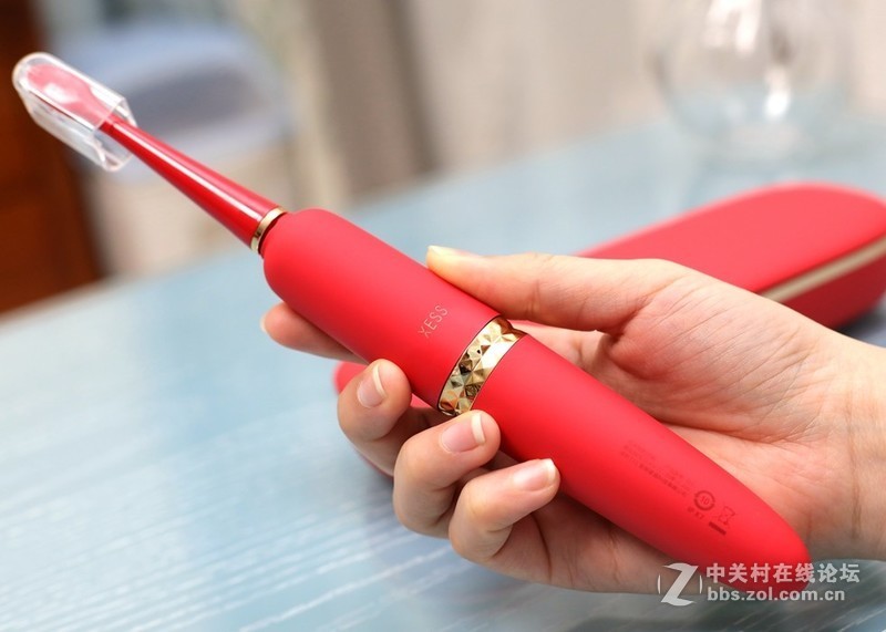 它开了国产高端电动牙刷的先河：XESS光波双净智能牙刷