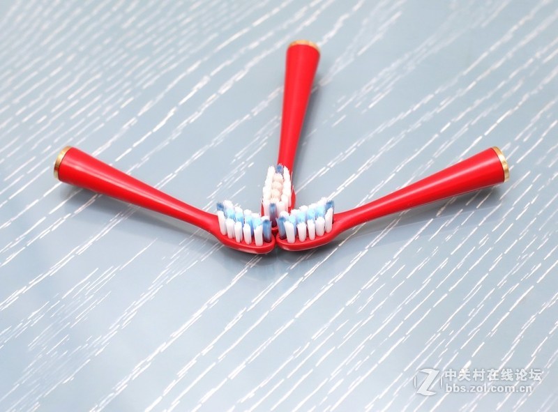 它开了国产高端电动牙刷的先河：XESS光波双净智能牙刷