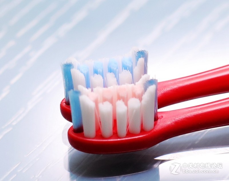 它开了国产高端电动牙刷的先河：XESS光波双净智能牙刷