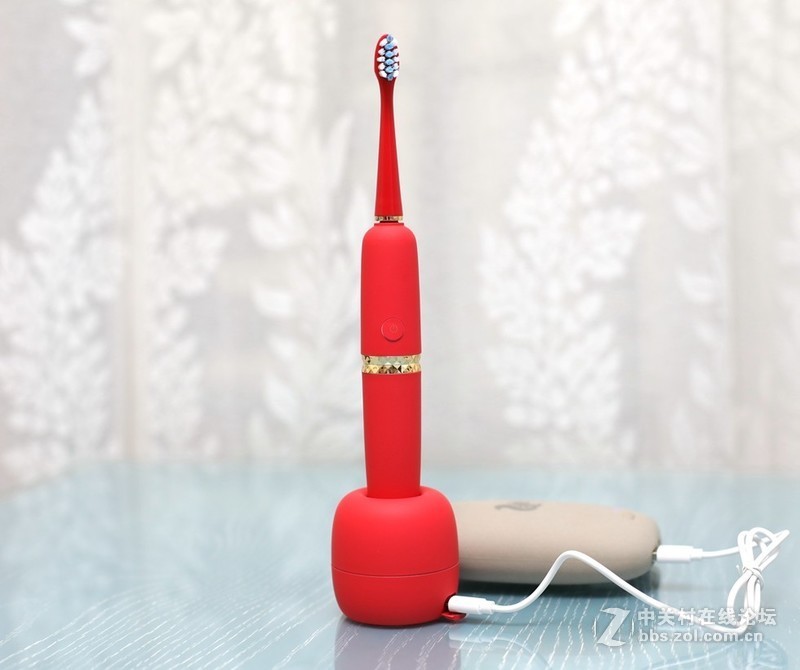 它开了国产高端电动牙刷的先河：XESS光波双净智能牙刷