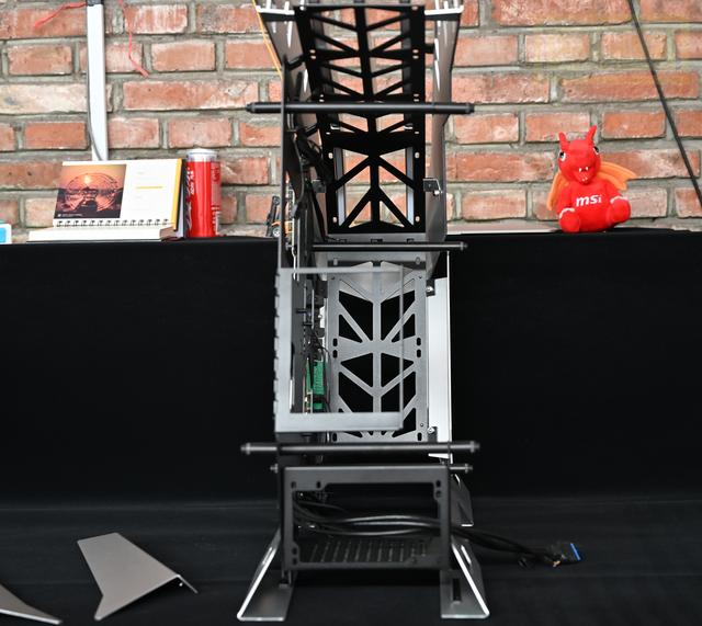 钢筋铁骨的肌肉型机箱，科幻风的大水牛铁血战士体验