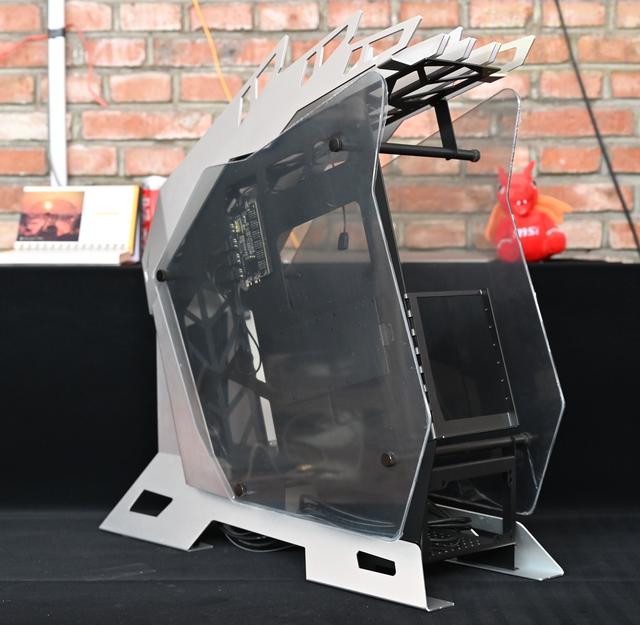 钢筋铁骨的肌肉型机箱，科幻风的大水牛铁血战士体验