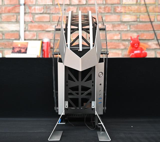 钢筋铁骨的肌肉型机箱，科幻风的大水牛铁血战士体验