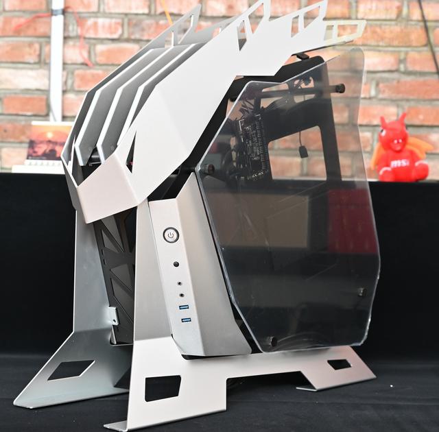 钢筋铁骨的肌肉型机箱，科幻风的大水牛铁血战士体验