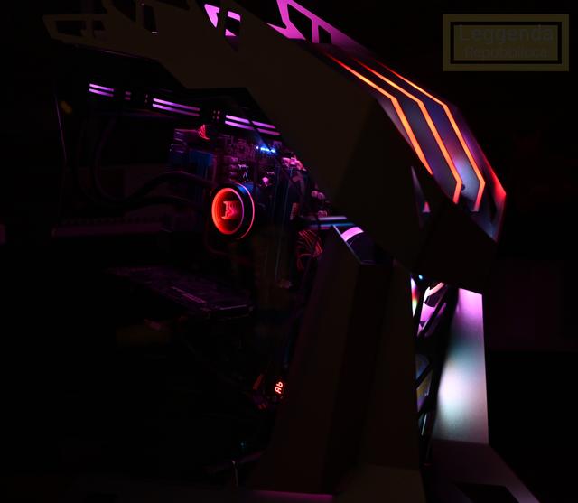 钢筋铁骨的肌肉型机箱，科幻风的大水牛铁血战士体验