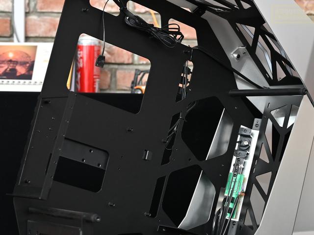 钢筋铁骨的肌肉型机箱，科幻风的大水牛铁血战士体验