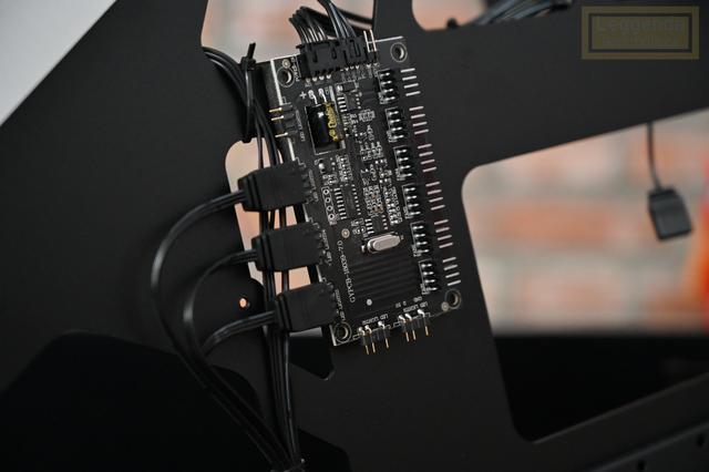 钢筋铁骨的肌肉型机箱，科幻风的大水牛铁血战士体验