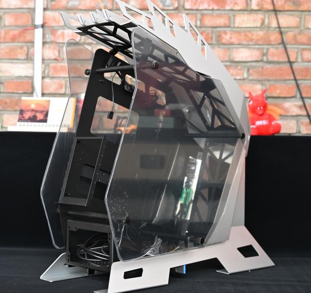 钢筋铁骨的肌肉型机箱，科幻风的大水牛铁血战士体验