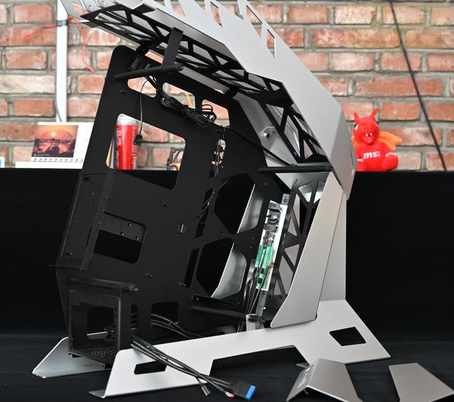 钢筋铁骨的肌肉型机箱，科幻风的大水牛铁血战士体验