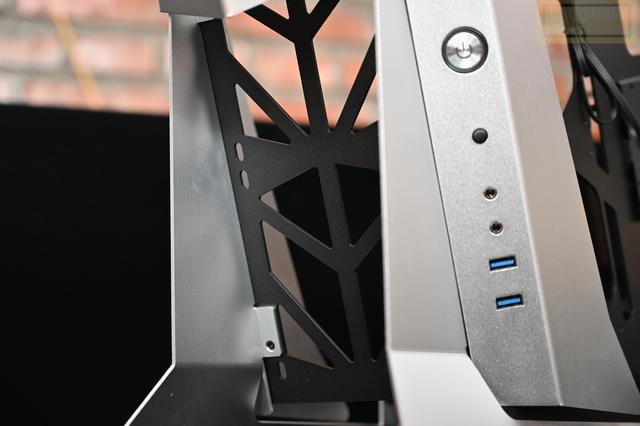 钢筋铁骨的肌肉型机箱，科幻风的大水牛铁血战士体验