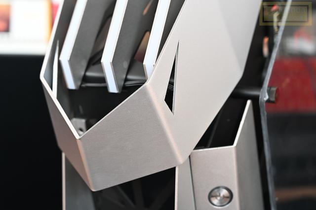 钢筋铁骨的肌肉型机箱，科幻风的大水牛铁血战士体验