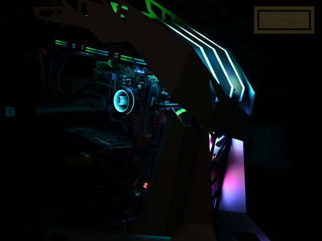 钢筋铁骨的肌肉型机箱，科幻风的大水牛铁血战士体验