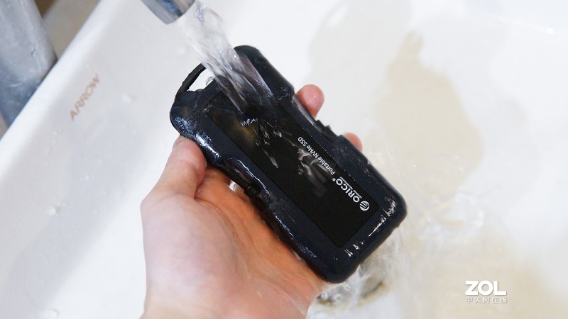 风吹雨打都不怕 奥睿科迅龙甲SV100移动固态硬盘体验