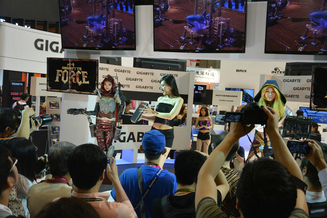 人美物更美 ShowGirl展示技嘉多款产品