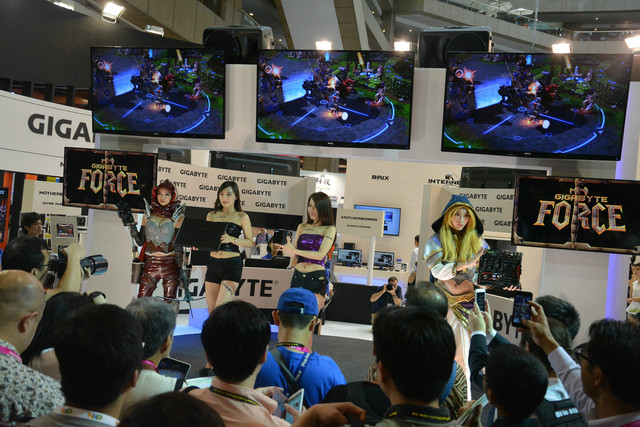 人美物更美 ShowGirl展示技嘉多款产品