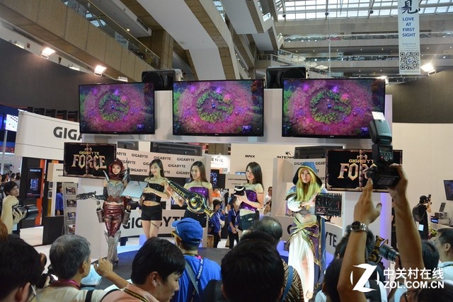 产品好妹子靓 来欣赏技嘉展台Showgirl