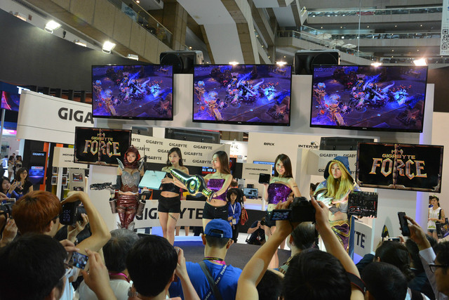 人美物更美 ShowGirl展示技嘉多款产品