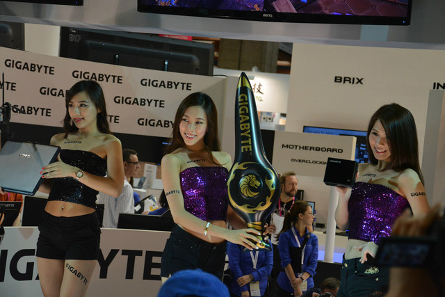 人美物更美 ShowGirl展示技嘉多款产品