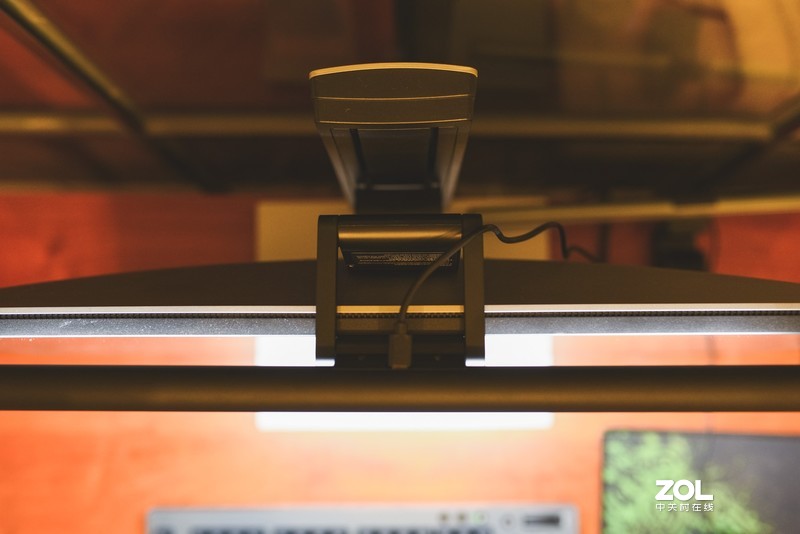 对比去年大热的屏幕挂灯，客观说说倍思与明基之间的体验价差比