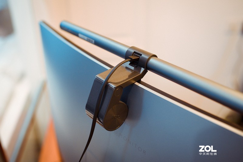 对比去年大热的屏幕挂灯，客观说说倍思与明基之间的体验价差比