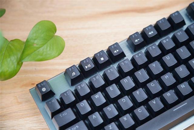 超级防水，红外银轴，雷柏推出全新机械键盘，或许合你的心意！