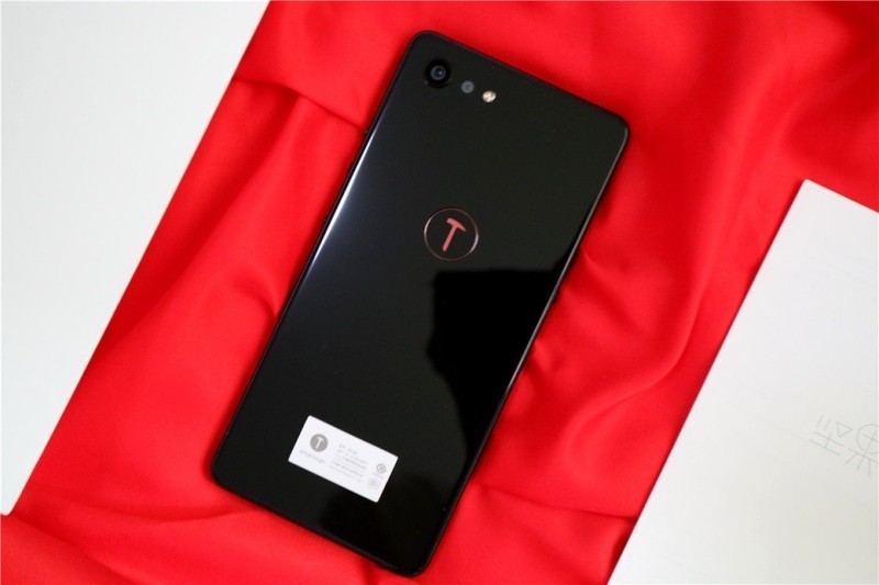 坚果Pro2S详测：自带桌面系统的手机，只要1798元