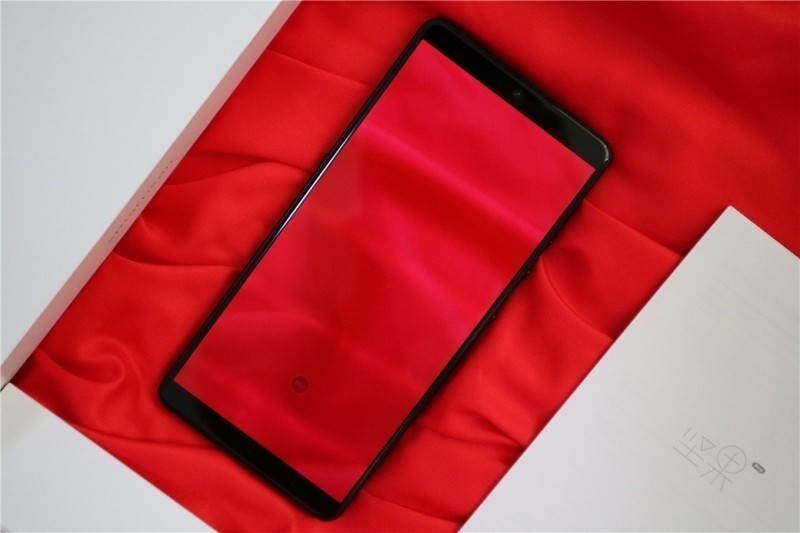 坚果Pro2S详测：自带桌面系统的手机，只要1798元