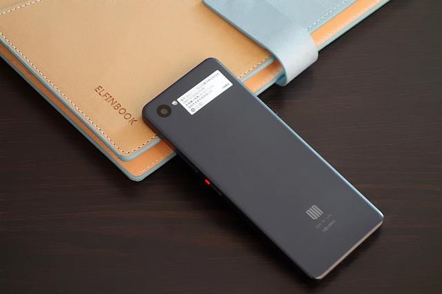 取代遥控器，充当翻译官，Qin 2多亲AI手机瞬间让你变成外国人