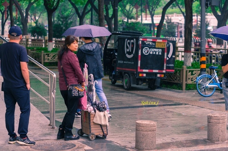 这两天都是雨，买把伞吧。
